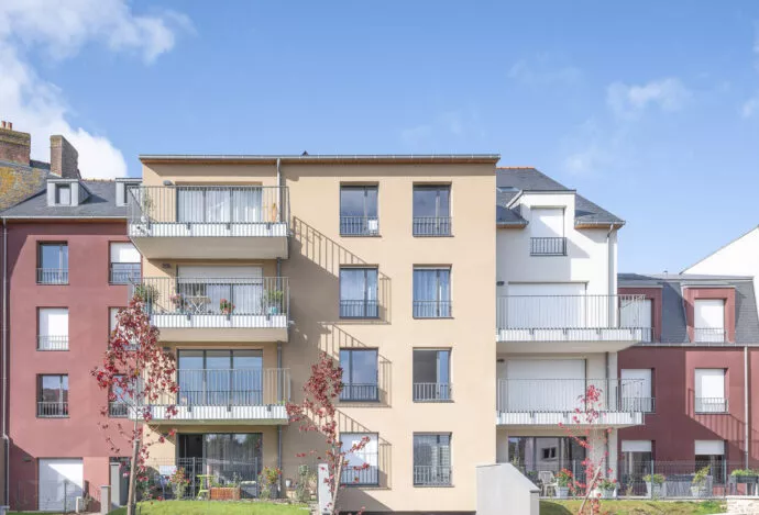 Photo extérieure de la résidence Expression à Montfort-sur-Meu, proche de Rennes. Des appartements avec balcon ou loggia, et un jardin partagé pour les résidents.