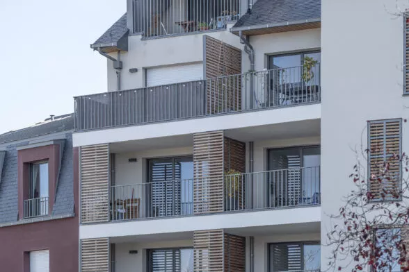 Photo extérieure focus sur les balcons de la résidence Expression à Montfort-sur-Meu, proche de Rennes. Des appartements avec balcon ou loggia.