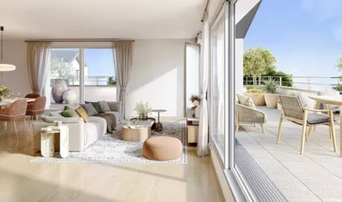 Intérieur et extérieur d'un appartement de la résidence le Garry situé à Châteaubourg, près de Rennes. Un salon et une terrasse exposée au soleil. Logements neufs réalisés par Pierre Promotion.