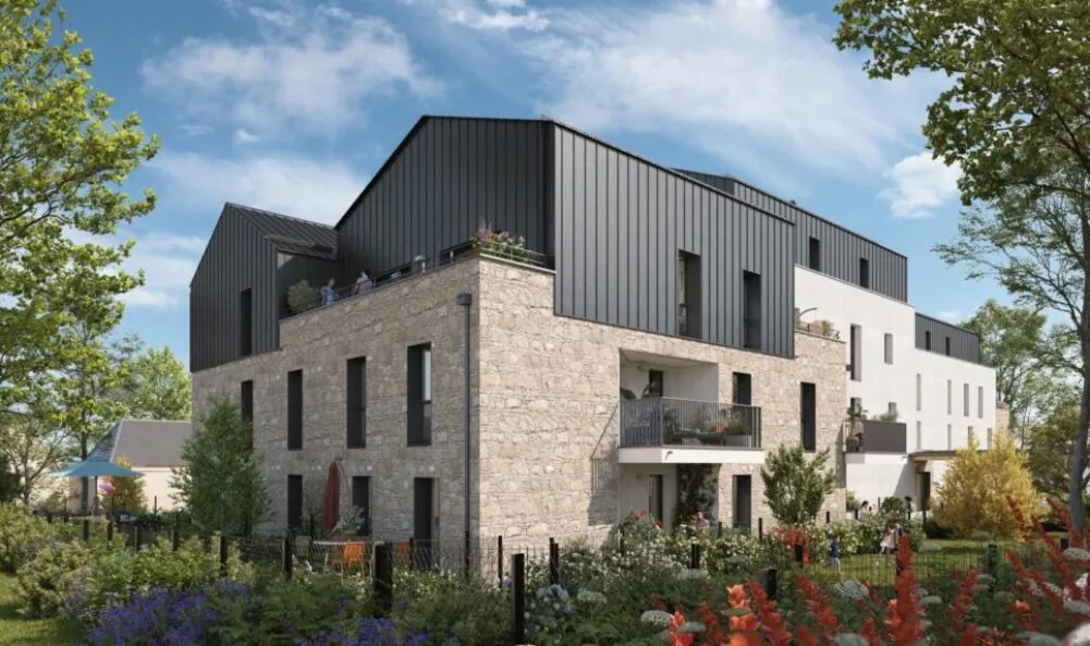 Extérieur de la résidence Le Garry à Châteaubourg, situé près de Rennes. Jardin partagé et façade du bâtiment. Des logements neufs réalisés par Pierre Promotion.