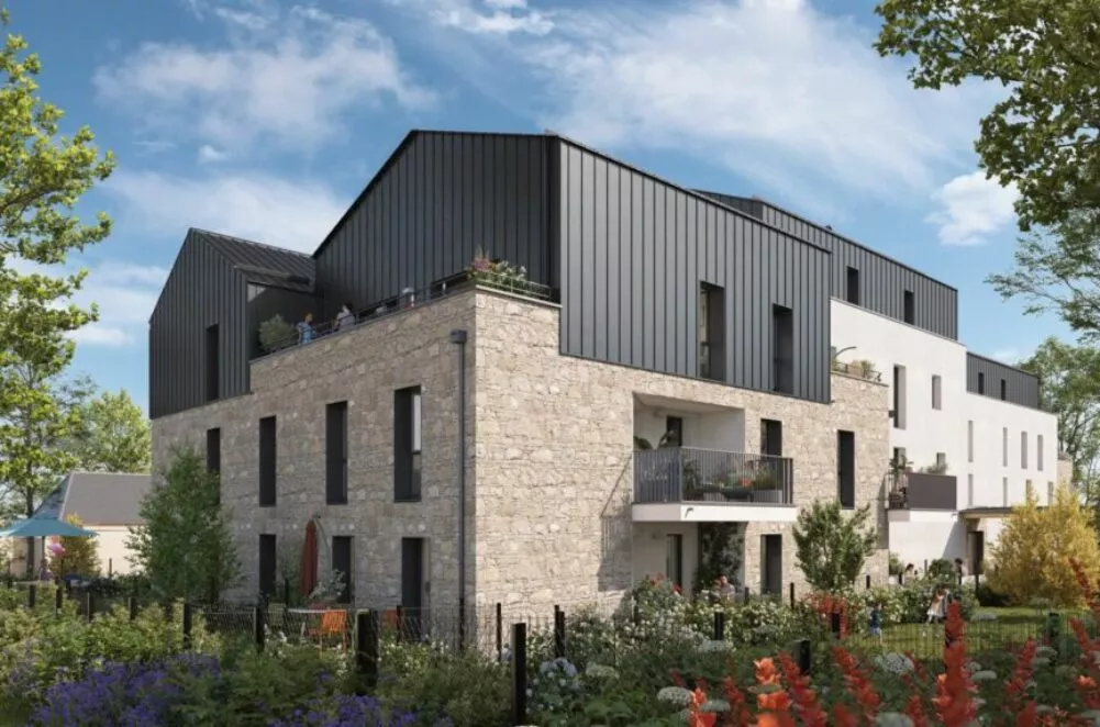 Extérieur de la résidence Le Garry à Châteaubourg, situé près de Rennes. Jardin partagé et façade du bâtiment. Des logements neufs réalisés par Pierre Promotion.