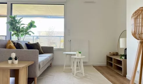 Salon composé d'un canapé, d'une table basse, un meuble télé... Dans un appartement de Rennes.