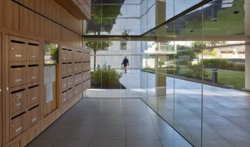 Entrée intérieure et commune, avec les boîtes aux lettres des résidents, d'une résidence. Une décoration boisée et esthétique.