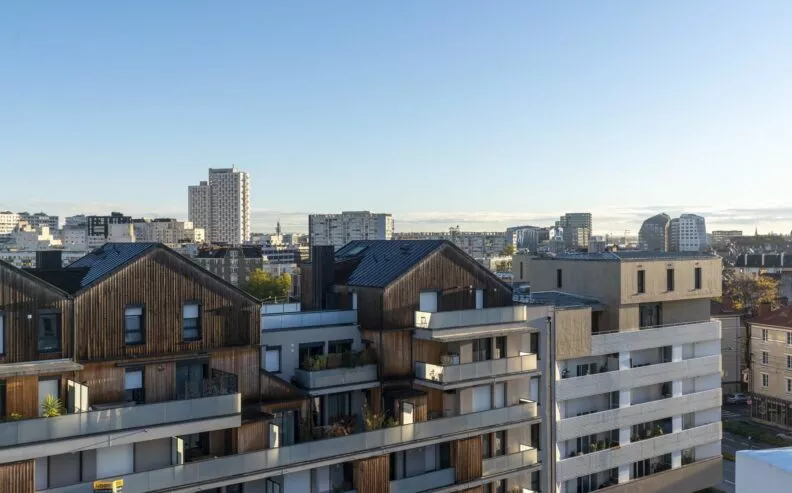 Vue aérienne de Rennes et des multiples immeubles de la ville.
