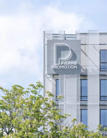 Extérieur du siège social de Pierre Promotion, ZAC de la Courrouze à Saint-Jacques-de-la-Lande, un programme d'immobilier tertiaire réalisé par Pierre Promotion.