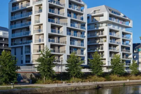 Vue du canal de la Vilaine, les bâtiments extérieurs de la résidence Cale de la Barbotière, situés à Rennes. Des logements neufs réalisés par Pierre Promotion.