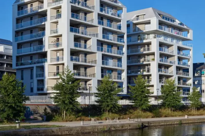 Vue du canal de la Vilaine, les bâtiments extérieurs de la résidence Cale de la Barbotière, situés à Rennes. Des logements neufs réalisés par Pierre Promotion.
