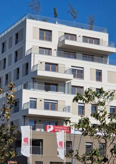 Résidence Avant-Scène à Lorient, dans le quartier Bodélio. Vu de l'extérieur, une résidence de plus de 70 appartements.
