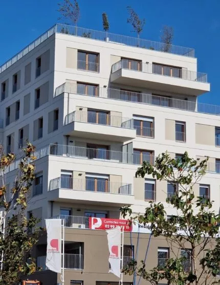 Résidence Avant-Scène à Lorient, dans le quartier Bodélio. Vu de l'extérieur, une résidence de plus de 70 appartements.