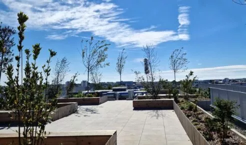 Résidence Avant-Scène à Lorient sur le rooftop de la copropriété avec un beau ciel bleu.