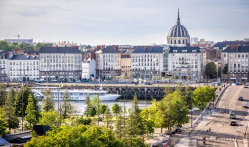 Vue sur le Quai de la Fosse à Nantes où se trouve nos logements neufs de la résidence Escapade, réalisés par Pierre Promotion.