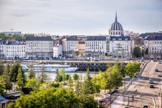 Vue sur le Quai de la Fosse à Nantes où se trouve nos logements neufs de la résidence Escapade, réalisés par Pierre Promotion.