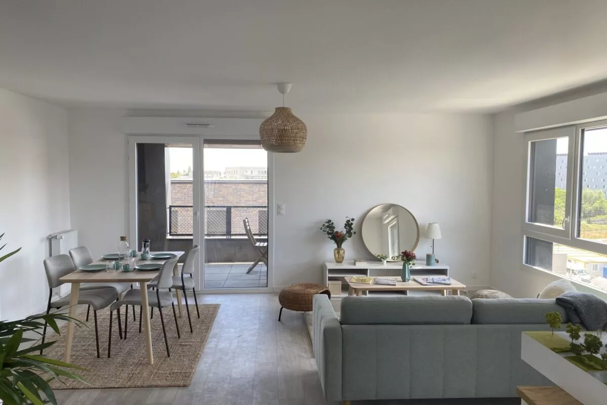 Salon et salle à manger des appartements neufs de la résidence immobilière Brownstone à Saint-Jacques-de-la-Lande, aux portes de Rennes.