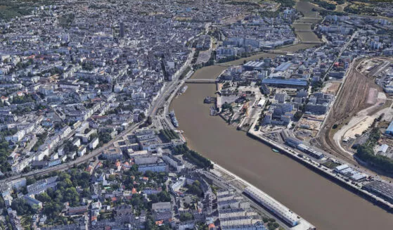 Vue sur l'île de Nantes et la ville de Nantes.