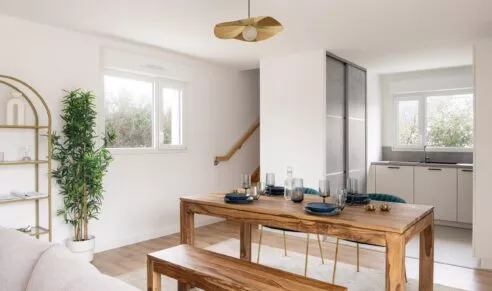 Maisons Patio à Carnac, maison témoin aménagé, photo de la cuisine ouverte sur la salle à manger.