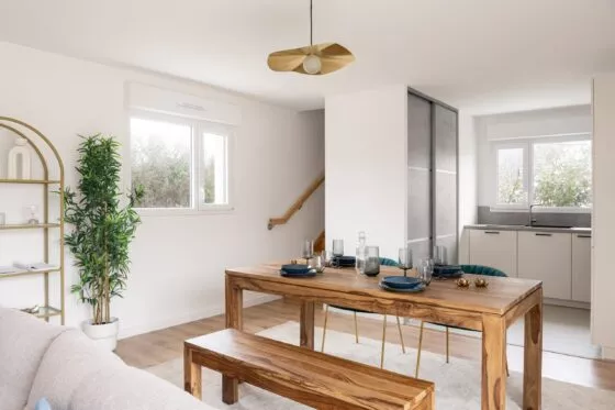 Maisons Patio à Carnac, maison témoin aménagé, photo de la cuisine ouverte sur la salle à manger.