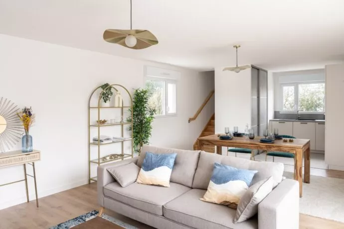 Maisons Patio à Carnac, maison témoin aménagé, photo du salon, de la salle à manger et de la cuisine ouverte.