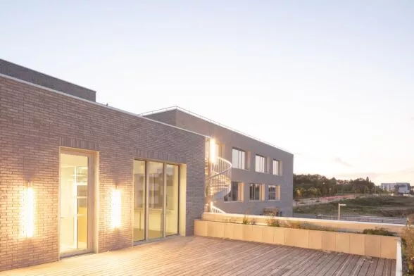 Extérieur du programme tertiaire Stonedge situé dans la zone d'activité Via Silva à Cesson-Sévigné, près de Rennes. Un ensemble d'immobilier tertiaire réalisé par Pierre Promotion.