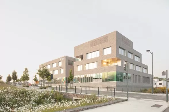 Extérieur du programme tertiaire Stonedge situé dans la zone d'activité Via Silva à Cesson-Sévigné, près de Rennes. Un ensemble d'immobilier tertiaire réalisé par Pierre Promotion.
