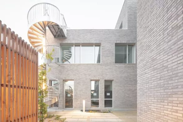 Extérieur du programme tertiaire Stonedge situé dans la zone d'activité Via Silva à Cesson-Sévigné, près de Rennes. Un ensemble d'immobilier tertiaire réalisé par Pierre Promotion.