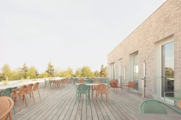 Terrasse extérieur du programme tertiaire Stonedge situé dans la zone d'activité Via Silva à Cesson-Sévigné, près de Rennes. Un ensemble d'immobilier tertiaire réalisé par Pierre Promotion.