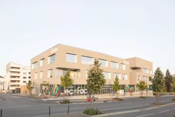 Extérieur du programme tertiaire Stonedge situé dans la zone d'activité Via Silva à Cesson-Sévigné, près de Rennes. Un ensemble d'immobilier tertiaire réalisé par Pierre Promotion.