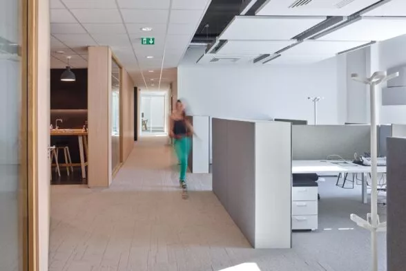 Intérieur d'un bâtiment de bureau en open space.