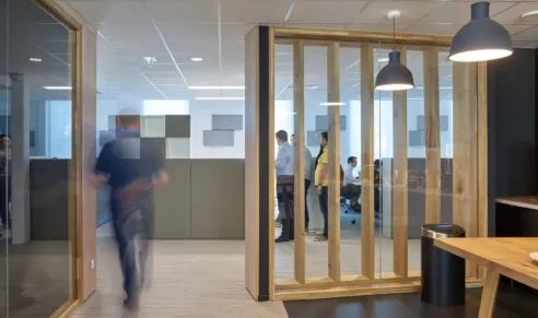 Intérieur d'un bâtiment de bureau avec des travailleurs.