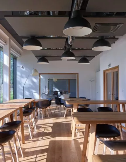 Intérieur d'un bâtiment de bureau en open space.