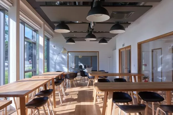 Intérieur d'un bâtiment de bureau en open space.