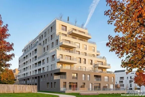 Bâtiment à Lorient sous un ciel bleu et un soleil automnal.