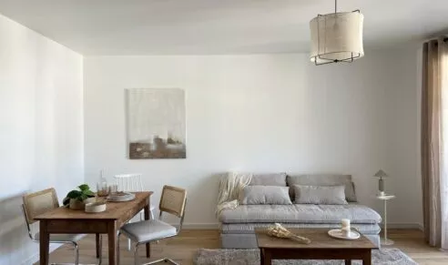 Appartement témoin de la résidence Chemin de la Mer à Dinard. Salon et salle à manger dans une pièce de vie spacieuse.