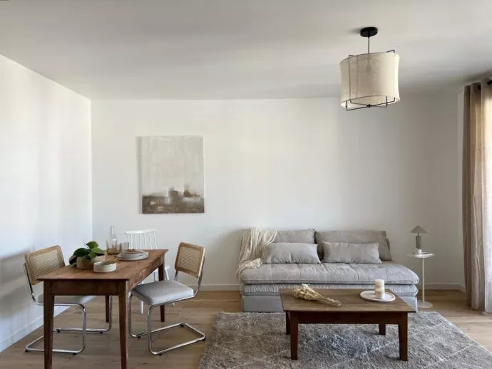 Appartement témoin de la résidence Chemin de la Mer à Dinard. Salon et salle à manger dans une pièce de vie spacieuse.