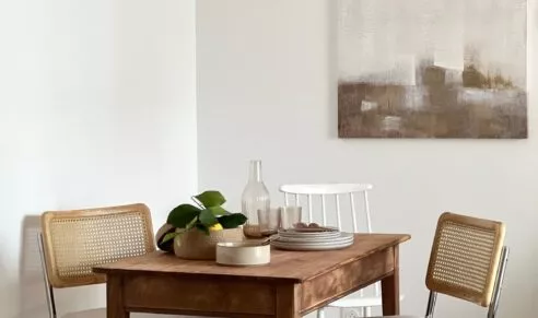 Appartement témoin de la résidence Chemin de la Mer à Dinard. Salle à manger vintage pour deux personnes.
