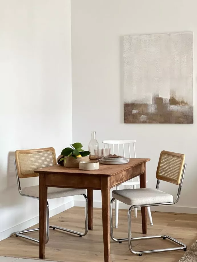 Appartement témoin de la résidence Chemin de la Mer à Dinard. Salle à manger vintage pour deux personnes.