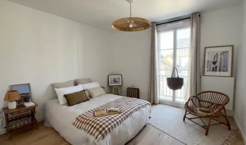 Appartement témoin de la résidence Chemin de la Mer à Dinard. Chambre double spacieuse.