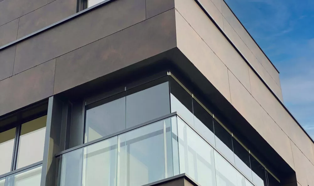 Extérieur de la résidence Automne, vue sur les balcons et grandes fenêtres pour des appartements lumineux. À Rennes, avenue Jules Ferry. Des appartements neufs réalisés par Pierre Promotion.