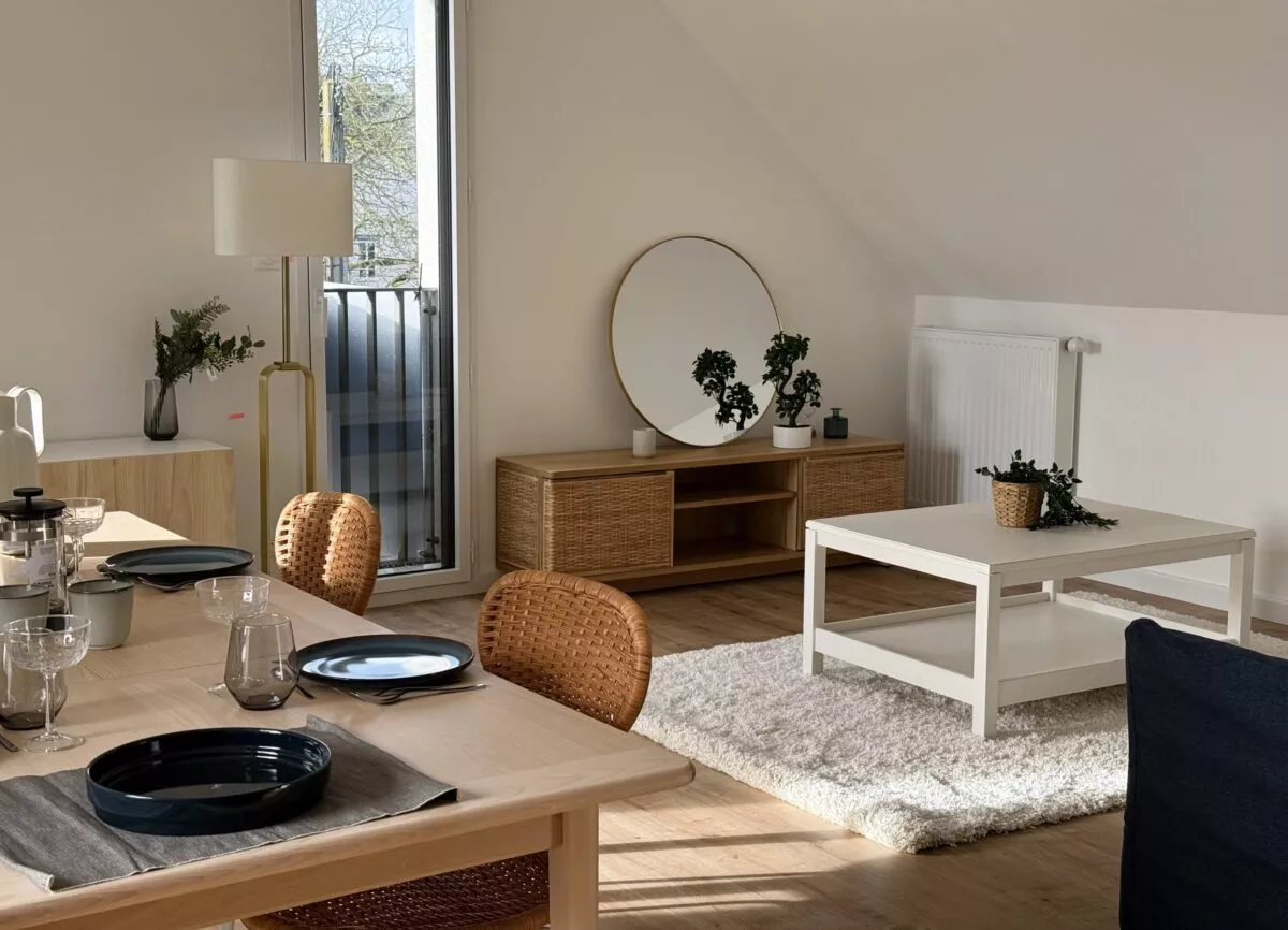Appartement témoin de la résidence Agapanthe à Saint-Malo, salon et salle à manger. Un programme immobilier neuf réalisé par Pierre Promotion.
