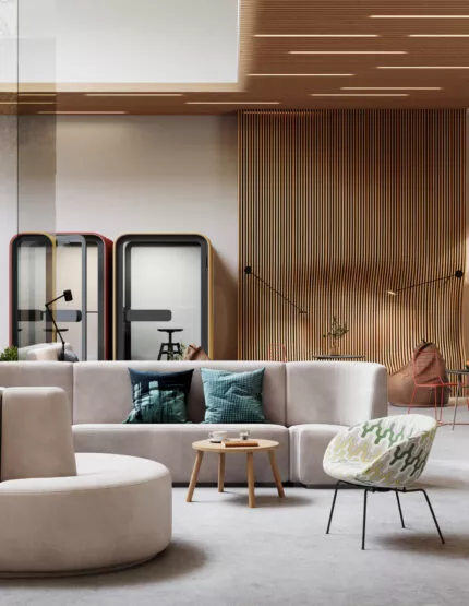 Le séjour de l'intérieur d'un studio où se trouve des sofas et chaises, et de la décoration boisée.