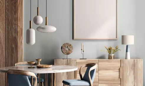 Salle à manger contemporain à l'intérieur d'un appartement, avec une table et des chaises, un meuble et de la décoration.
