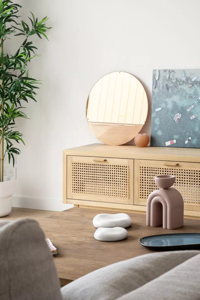 Maisons Patio à Carnac, maison témoin aménagé, photo du salon. Zoom sur le meuble bas de la télé.