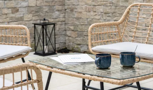 Maisons Patio à Carnac, maison témoin aménagé, photo de l'extérieur au niveau du patio avec un salon de jardin.