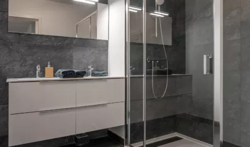 Résidence Agapanthe à Lorient, appartement témoin lumineux, photo de la salle de bain avec double vasque et douche.