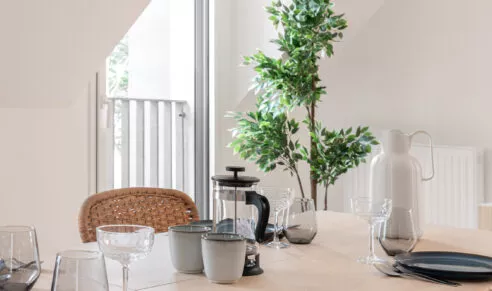 Résidence Agapanthe à Lorient, appartement témoin lumineux, photo de la salle à manger, zoom sur la table à manger.