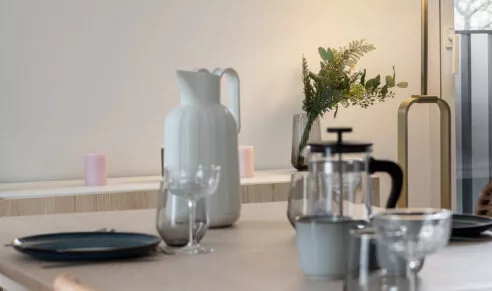 Résidence Agapanthe à Lorient, appartement témoin lumineux, photo de la salle à manger, zoom sur la table à manger.