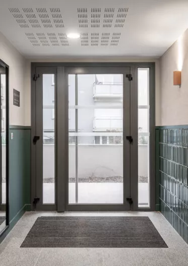 Résidence Agapanthe à Lorient, parties communes, entrée lumineuse avec boîtes aux lettres et grand miroir.