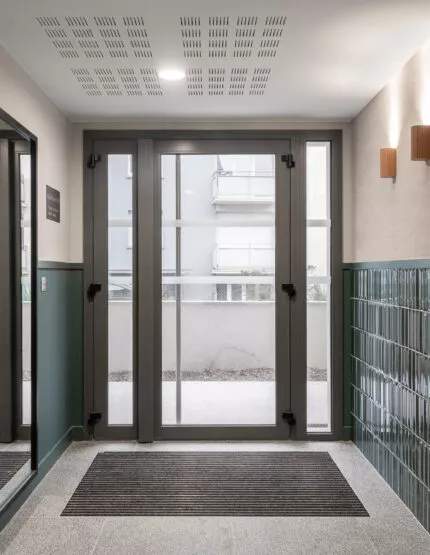 Résidence Agapanthe à Lorient, parties communes, entrée lumineuse avec boîtes aux lettres et grand miroir.