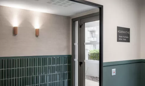 Résidence Agapanthe à Lorient, parties communes, entrée lumineuse avec grand miroir.