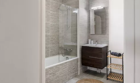 Résidence Avant-scène à Lorient, appartement témoin, photo de la salle d'eau avec une baignoire et une vasque.