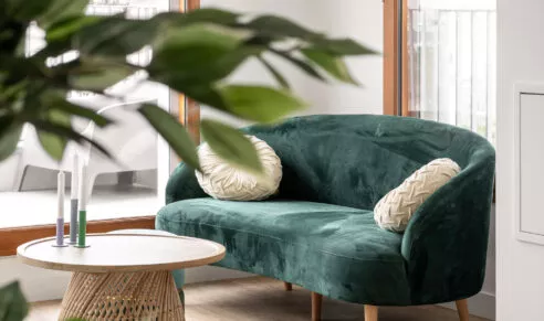 Résidence Avant-scène à Lorient, appartement témoin, photo du salon et zoom sur le canapé
